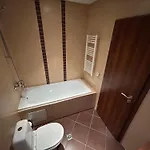 2-bedroom, 2-bathroom With Fireplace And Garden At Winslow Infinity Apartment *