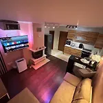 2-bedroom, 2-bathroom With Fireplace And Garden At Winslow Infinity Apartment *