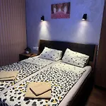 2-bedroom, 2-bathroom With Fireplace And Garden At Winslow Infinity Bansko